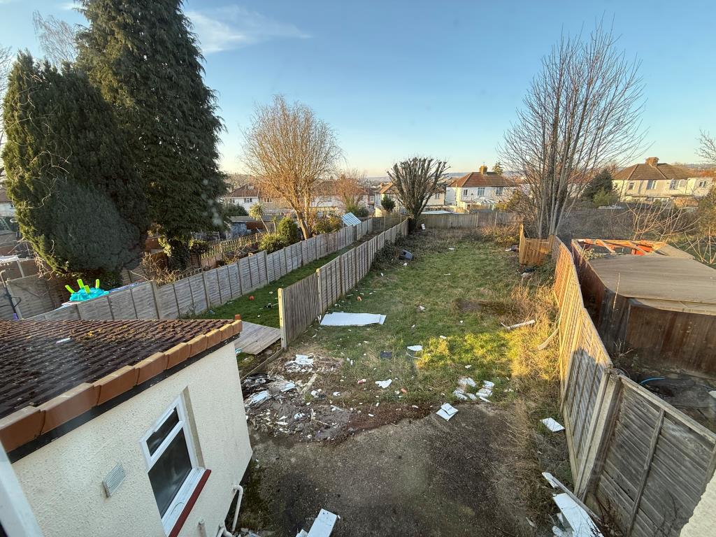 Lot: 161 - HOUSE IN NEED OF IMPROVEMENT - Garden to rear
